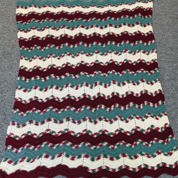 Vintage Handmade Zig Zag Large Afghan Blanket Throw Maroon Red Green Christmas - Picture 2 of 6